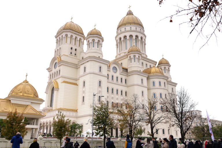 Mii de oameni la coadă pentru a vizita Catedrala Națională