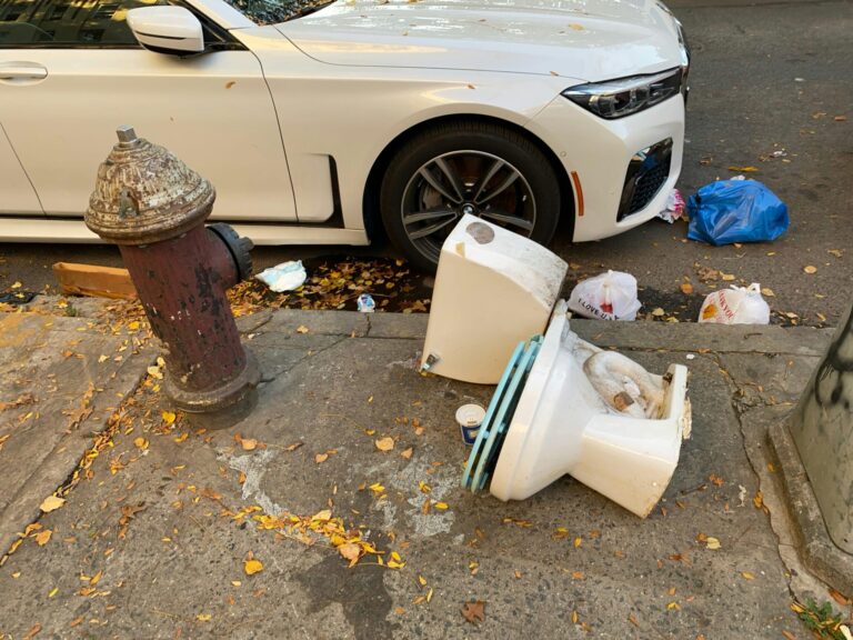 Modalități legale de a scăpa de mobila veche în București