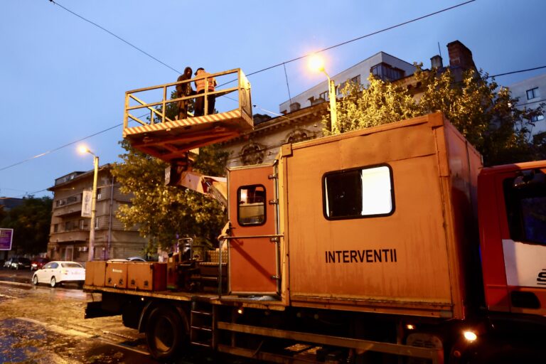 Pagubele cauzate de furtună în București și Ilfov: 23 de autoturisme avariate