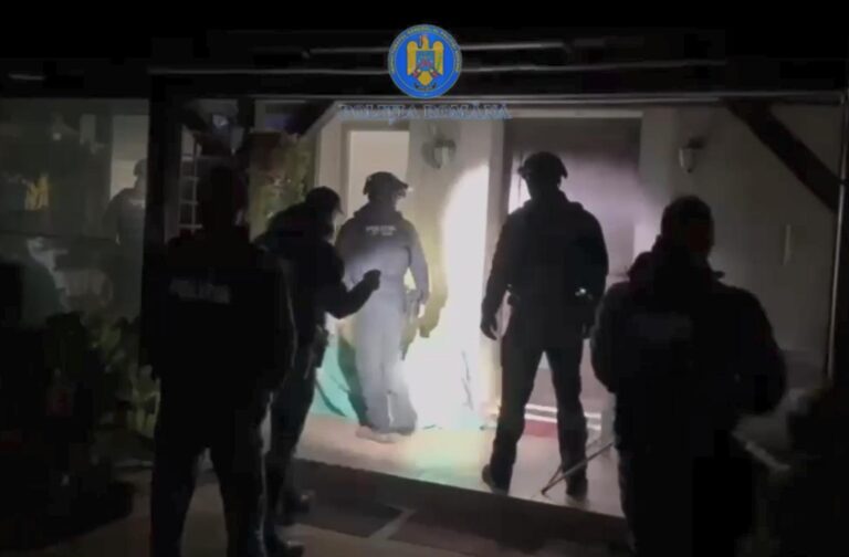 Percheziții efectuate de Poliția Capitalei la un tânăr acuzat de promovarea ideilor extremiste
