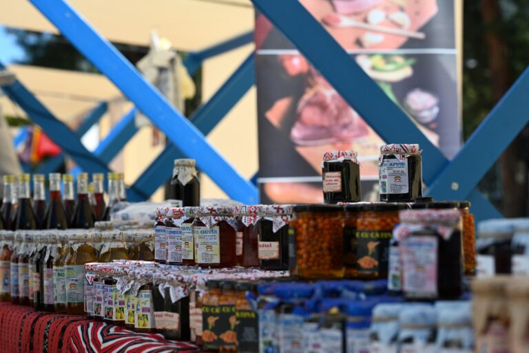 Piața Volantă pe Bulevardul Banu Manta, în acest weekend. 18 producători locali vin cu brânzeturi, carne, murături, fructe și legume