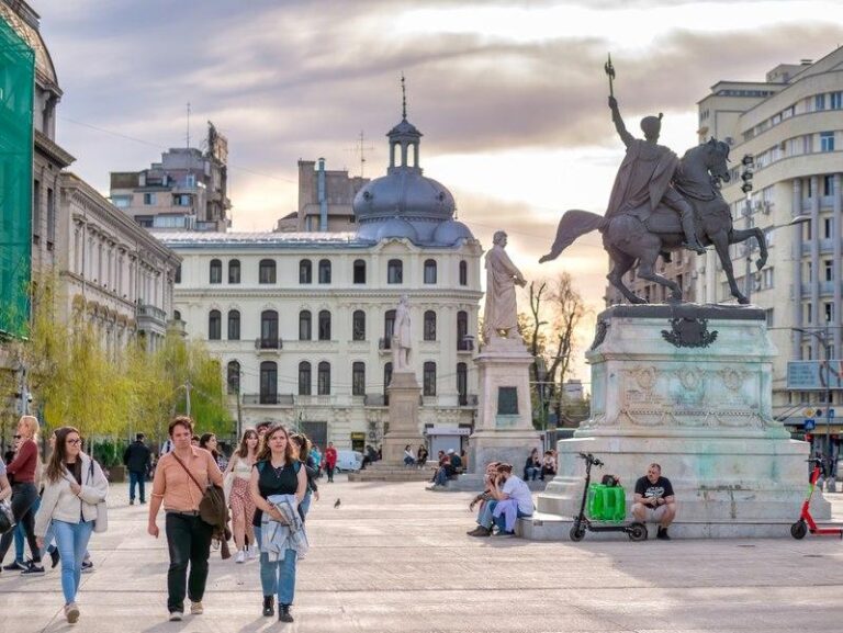 Problemele de mobilitate din Capitală: mașini pe trotuar, biciclete printre pietoni și un oraș sufocat de trafic. Ce măsuri sunt necesare?