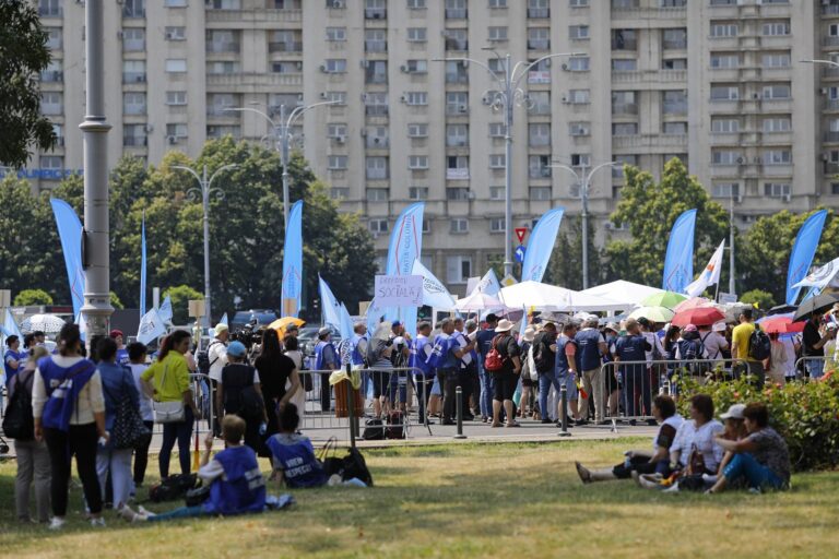 Protest masiv în Piața Victoriei împotriva măsurilor de austeritate
