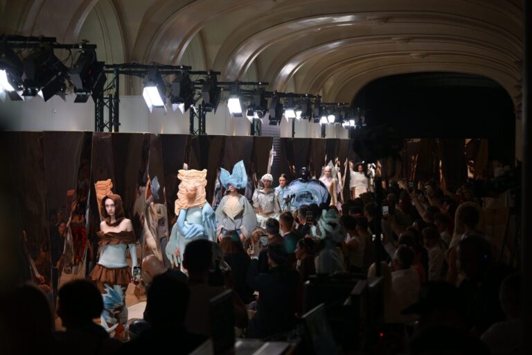 Romanian Fashion Week, prima dată la București, miercuri și joi. Creațiile mai multor tineri designeri și cunoscuți creatori de modă sunt prezentate la ediția din această toamnă