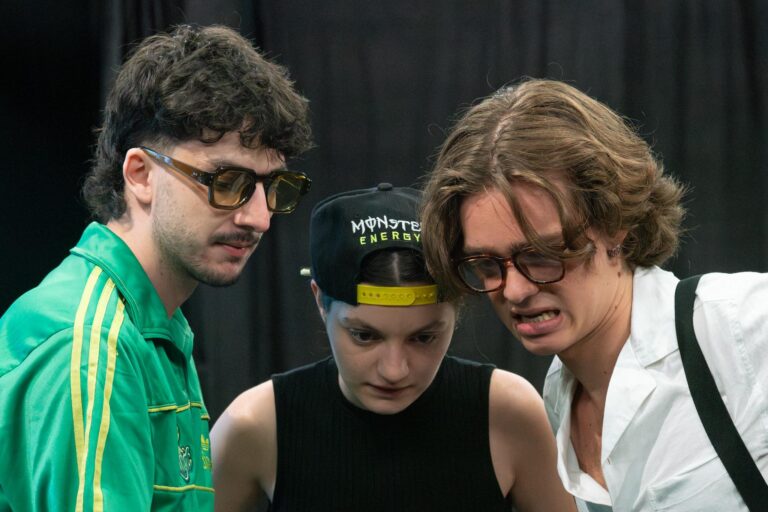 Spectacol de teatru pentru liceeni inspirat de revenge porn debutează în București