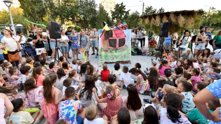 Surpriză pentru bucureștenii din S6: O piesă de teatru și un concert, după-amiază, în Piațeta Favorit. Intrarea e liberă