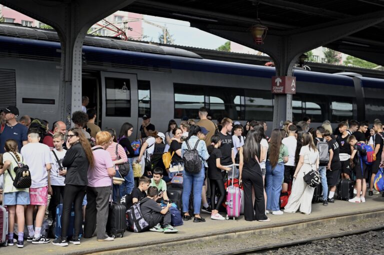 Suspendarea circulației mai multor trenuri CFR Călători din cauza datoriilor