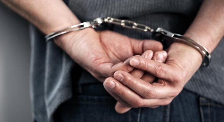 Un bărbat din București a mușcat un polițist de picior în timp ce era imobilizat. A fost arestat, după ce a agresat sexual două tinere