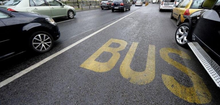 Un consilier local propune circulația autoturismelor cu patru persoane pe benzile speciale de transport în comun
