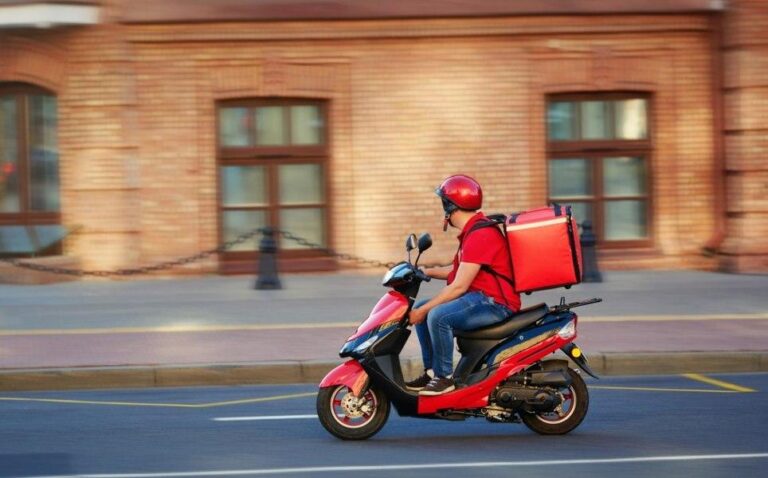 Un livrator străin a fost jefuit în București. Poliția a identificat după aproape o lună hoțul care i-a furat scuterul și banii