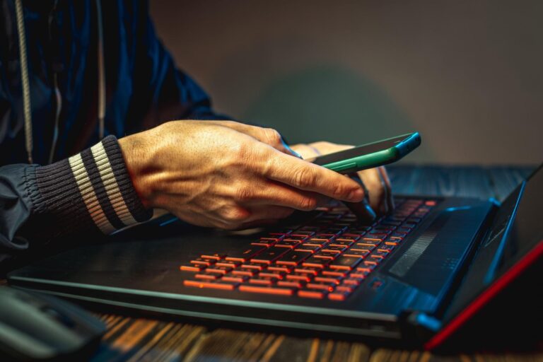 Un tânăr reținut pentru fraudă bancară, după ce a contractat credite pe numele altor persoane