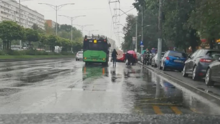 Haos pe Bulevardul Iuliu Maniu din cauza cablurilor STB rupte la intersecția cu Moinești