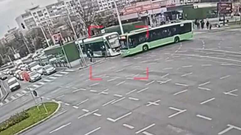 Accident grav în București: tramvai loveste autobuzul