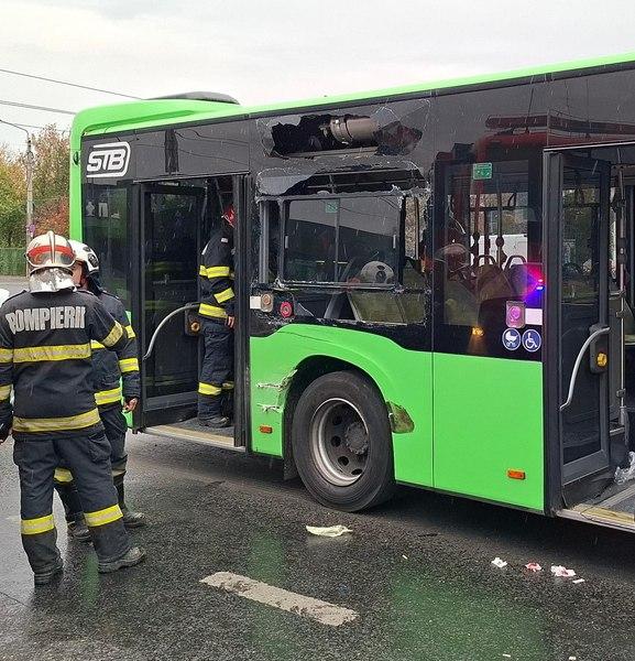 Accident grav în Capitală: Tramvai și autobuz STB implicate