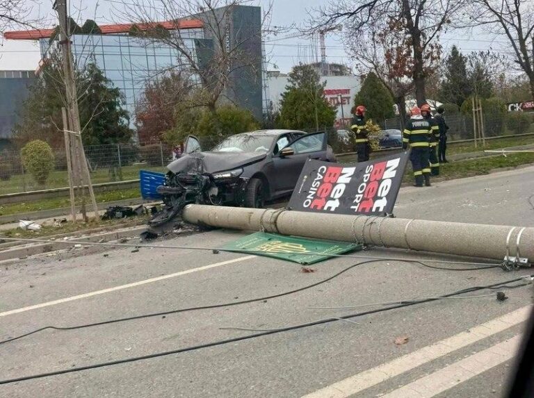 Accident pe Șoseaua Petricani: Trafic restricționat după ce o șoferiță a intrat într-un stâlp de electricitate