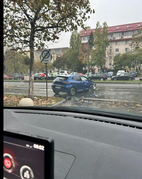 Accident rutier pe Bulevardul Constantin Brâncoveanu: o șoferiță s-a răsturnat după ce a lovit un stâlp