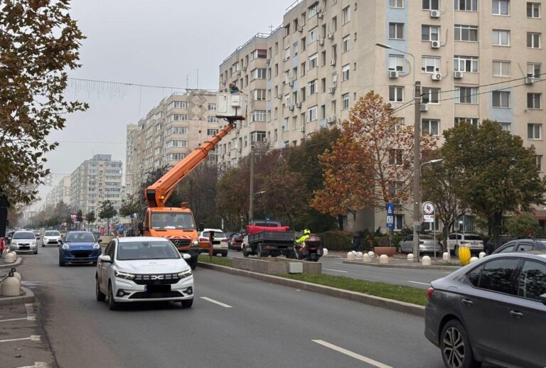 Feerie de luminițe în Sectorul 4. Iluminatul festiv pentru sărbătorile de iarnă a fost montat pe Șoseaua Berceni