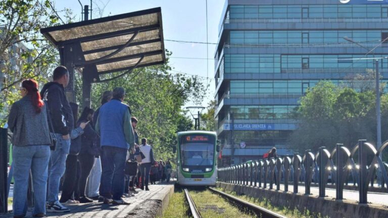 Gest de omenie în București: Vatmanul care a ajutat două persoane cu dizabilități