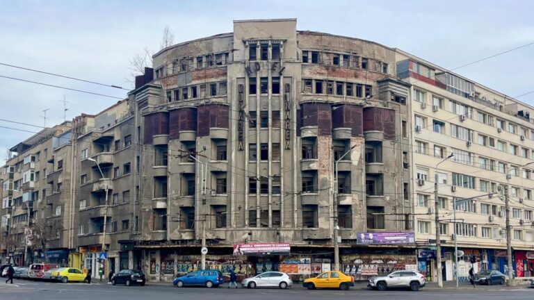 Hotelul Dunărea, de la poarta turiștilor spre București la ruina care păzește Gara de Nord