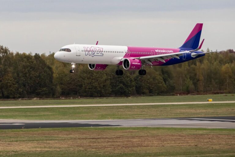 Incidente pe Aeroportul Băneasa: Flacără sub cabina unui avion Wizz Air