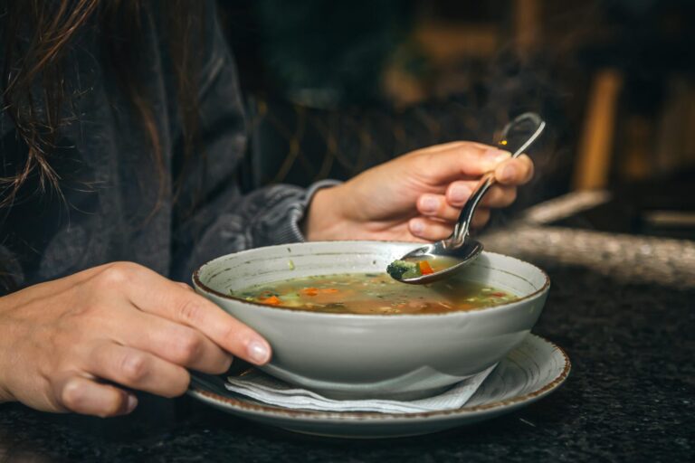 Număr tot mai mare de produse Knorr și Delikat retrase din supermarketuri din București și țară. Ce a mai intrat pe lista de contaminări cu particule de metal și cauciuc