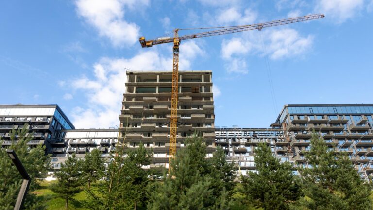 O clădire de birouri va fi construită pe un teren din fosta fabrică Flamura Roșie din București. Aici vor lucra 445 de oameni