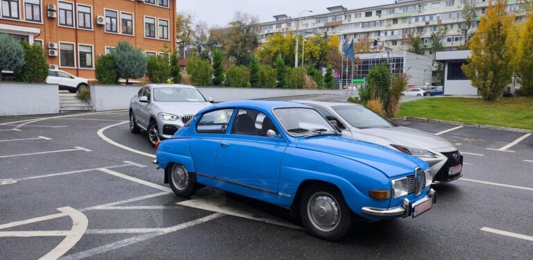 O mașină SAAB 96, cunoscută ca „Micuța Lacrimă”, a fost admirată la RAR București-Grivița