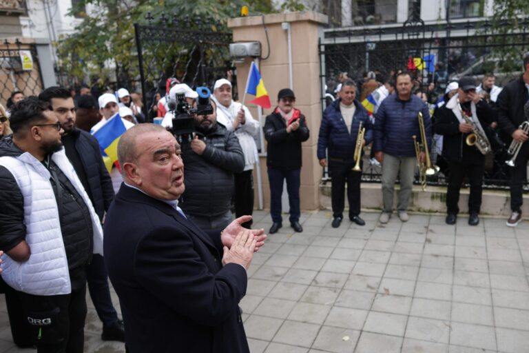 Petrecere cu taraf la Biroul Electoral: Gigi Nețoiu și-a depus candidatura pentru Primăria Capitalei