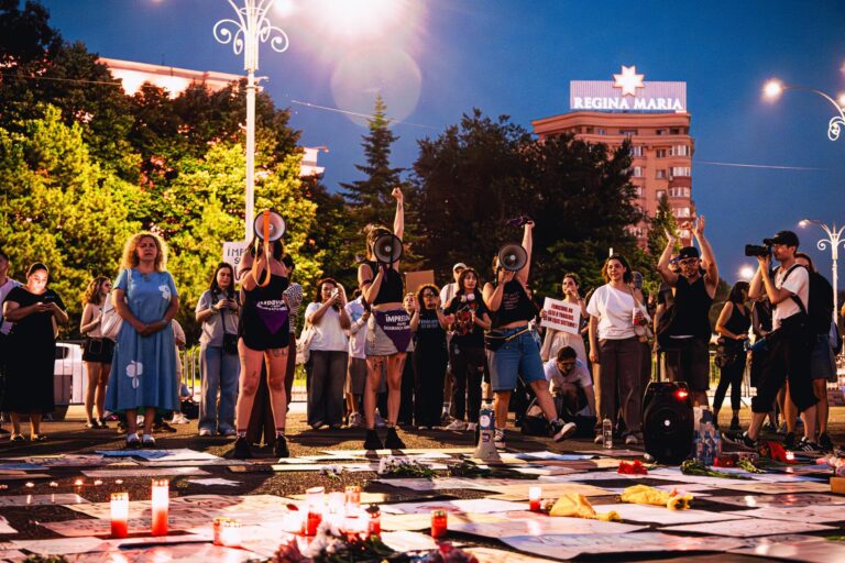 Protest anti-femicid în Piața Victoriei, cereri urgente pentru adoptarea legii de prevenire a violenței asupra femeilor