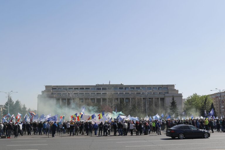 Protestul sindicaliştilor BNS în Piaţa Victoriei: revendicări esenţiale pentru lucrători