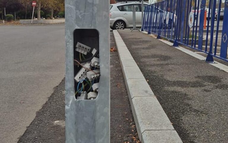 Stâlpi de iluminat public din București, cu fire electrice expuse, ridică semne de întrebare