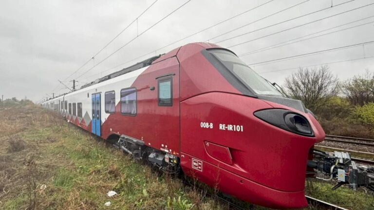 Trenul Coradia nr. 4 va circula de luni pe ruta București Nord – Craiova – Drobeta Turnu Severin