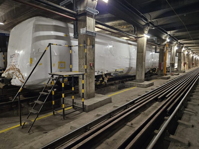 Trenurile noi pentru metrou, blocate în depou din cauza întârzierilor în testare