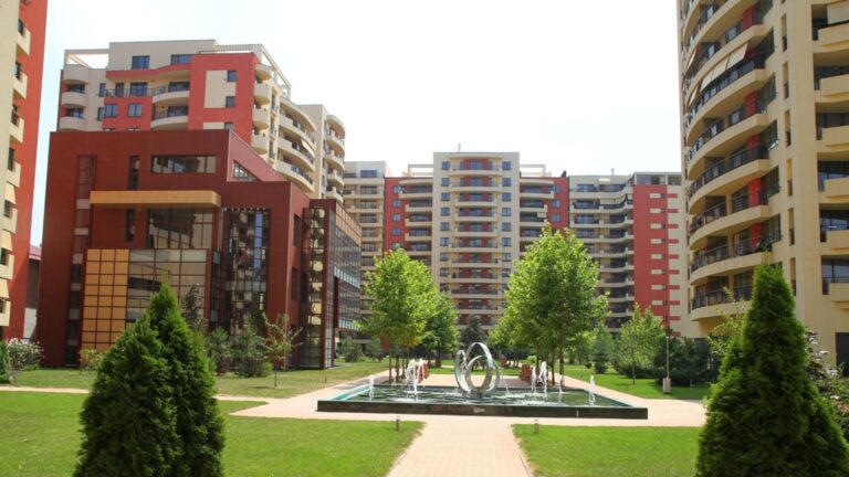 Un avocat din București acumulează datorii uriașe la întreținere