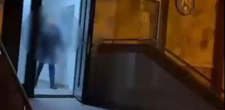 Un tânăr a provocat un incendiu în apartamentul părinților săi din București