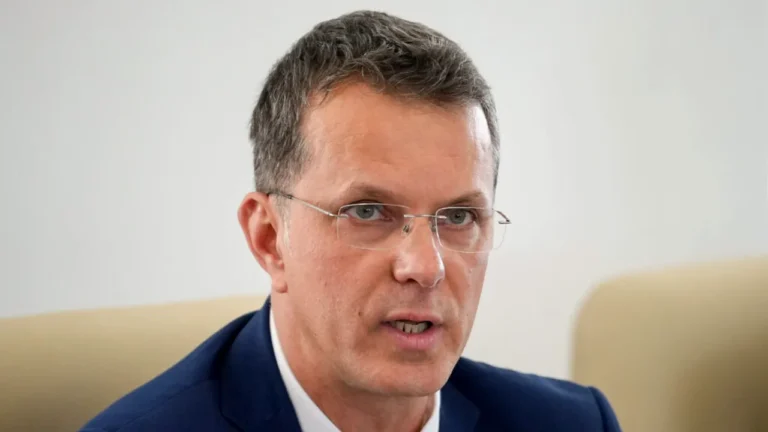 Ministrul Apărării, Ionuț Moșteanu, demisionează după un mandat tensionat. Mișcarea amplifică ruptura dintre Cotroceni și Palatul Victoria