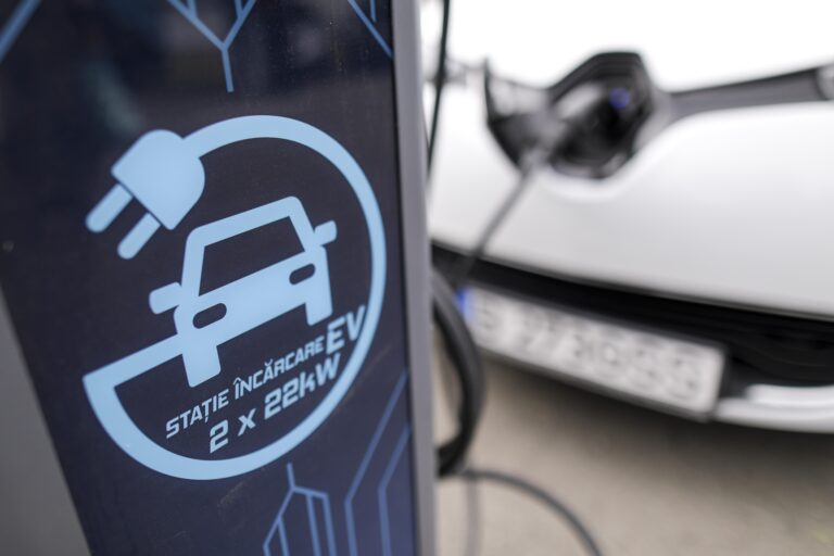 12% dintre vehiculele electrice sunt înmatriculate în Capitală. Rețeaua de stații de încărcare rămâne insuficientă