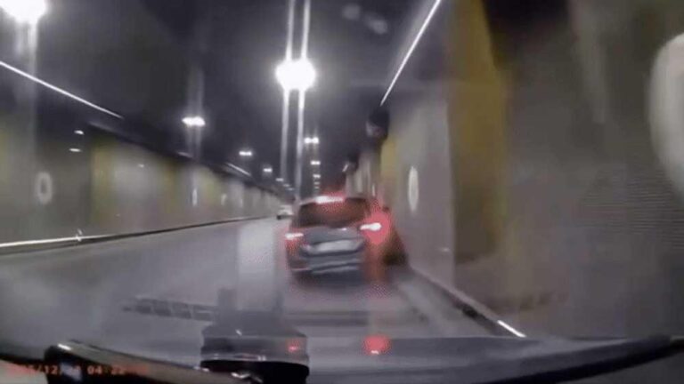 Accident spectaculos în Pasajul Unirii: o mașină se răstoarnă și revine pe roți