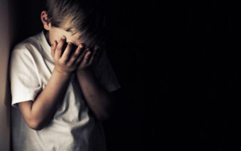 Caz șocant în Capitală: un adolescent ar fi fost bătut cu obiecte de uz casnic de mama vitregă