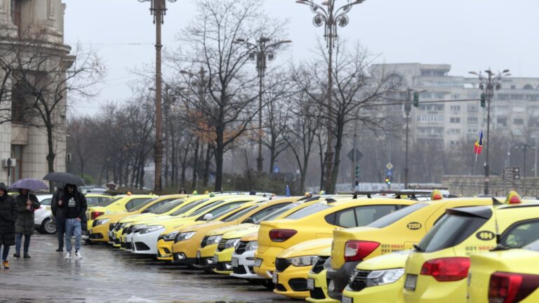 Cinci taximetriști din București reținuți pentru furturi din conturi bancare