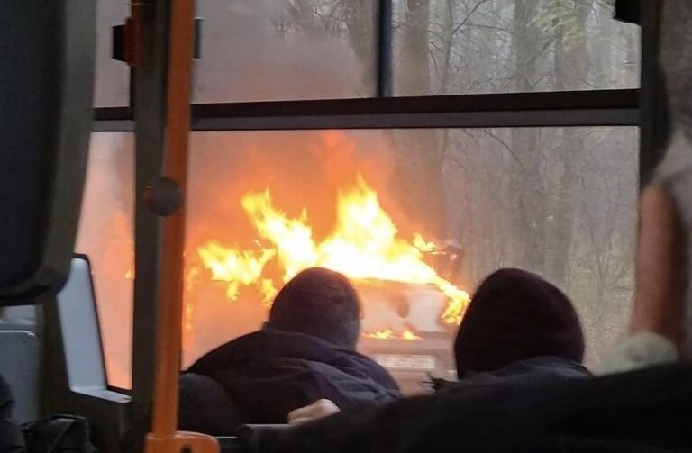 Incendiu auto pe DN1, între Ploiești și București, provocând blocaje în trafic