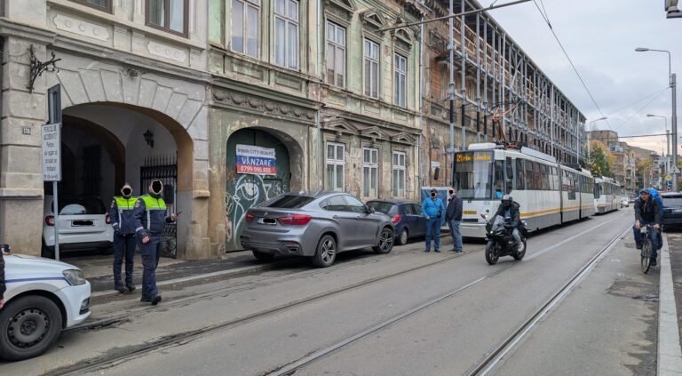 Întârzieri de 829 de minute cauzate de mașinile parcate pe linia de tramvai în București