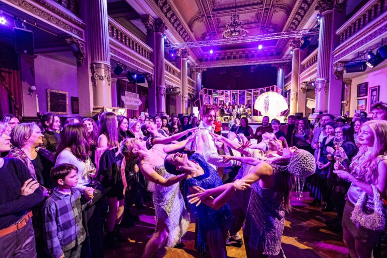 Marele Gatsby, spectacol de teatru imersiv, la Palatul Bragadiru