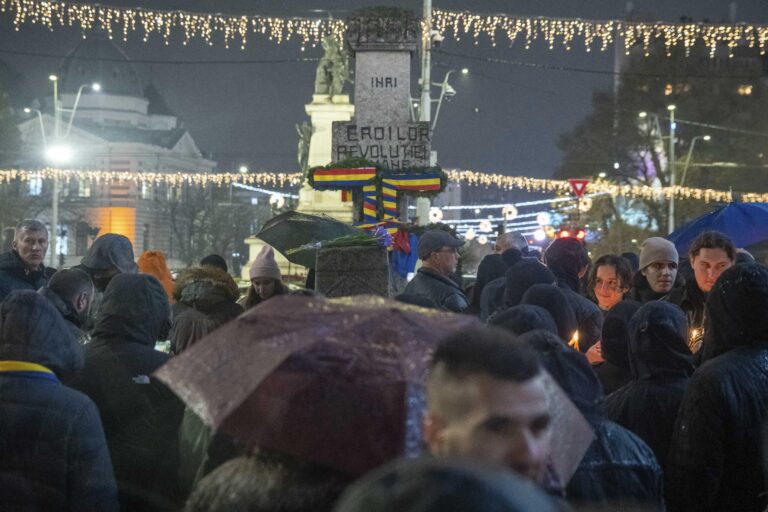 Marș memorial pentru victimele Revoluției din 1989, astăzi, în București.