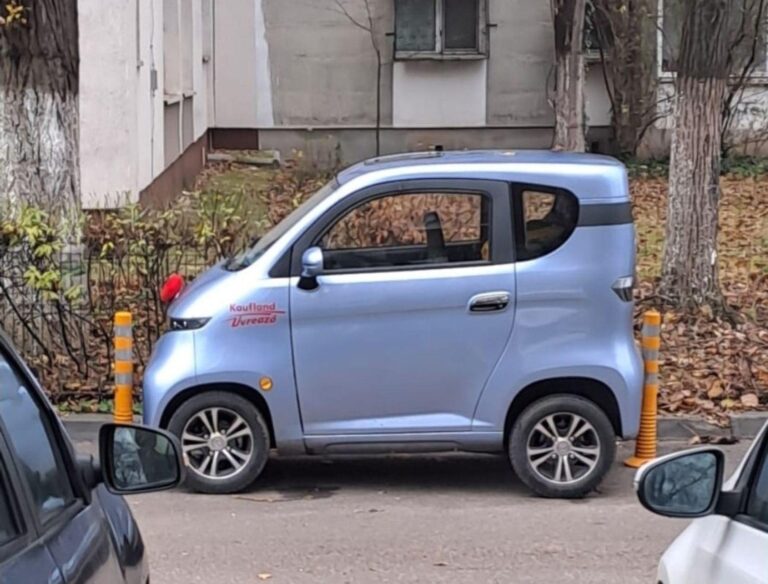 Mașinuța cu nas de ren sfidează legea stâlpișorilor din Sectorul 6