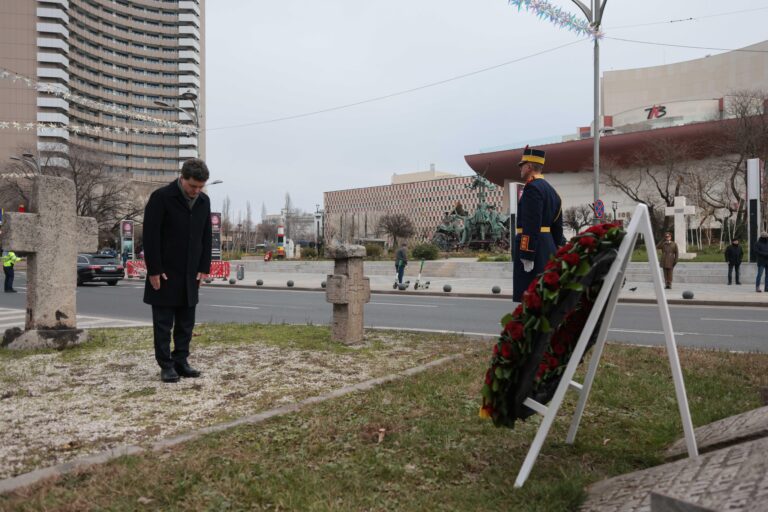 Nicuşor Dan depune o coroană de flori la Monumentul Eroilor Revoluţiei din 1989