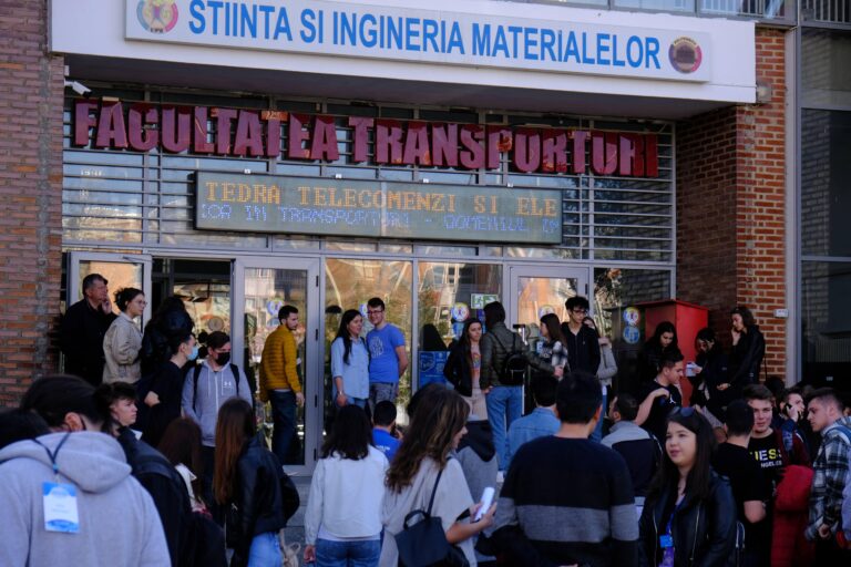 A început etapa de preadmitere la Politehnica. Doar două facultăți organizează examen de admitere