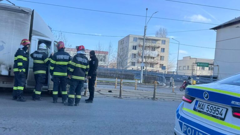 Accident între tramvai și mașină în București, liniile 44 și 11 afectate