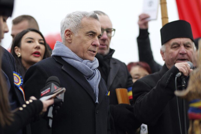 Călin Georgescu și susținătorii săi au depus o coroană de flori în Parcul Carol