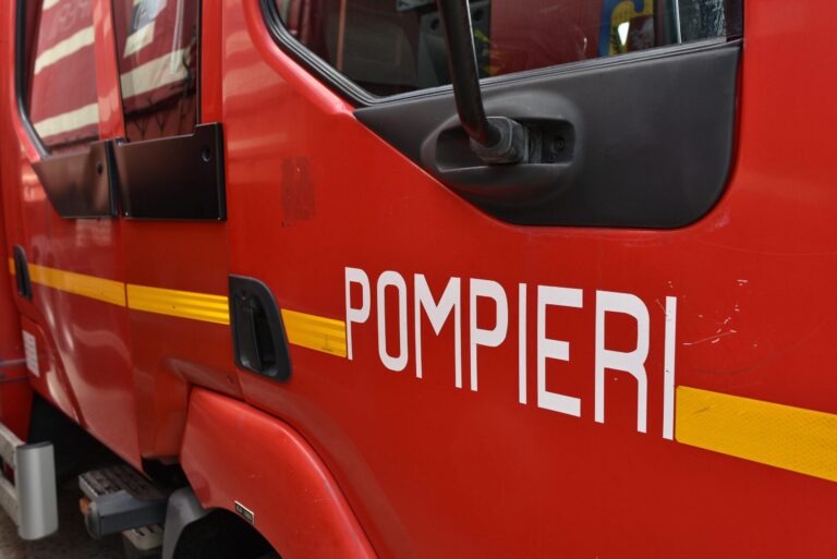 Incendiu la Târgul Auto Vitan, unde un magazin de piese de schimb a fost afectat